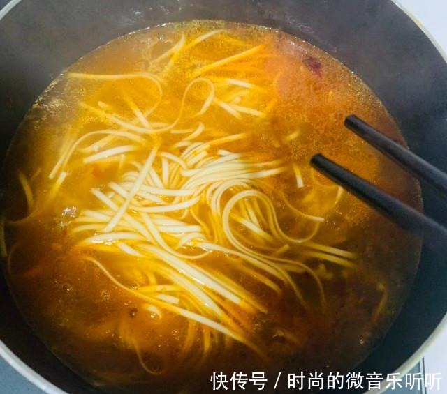 红烧排骨面,香喷喷的炒入味!