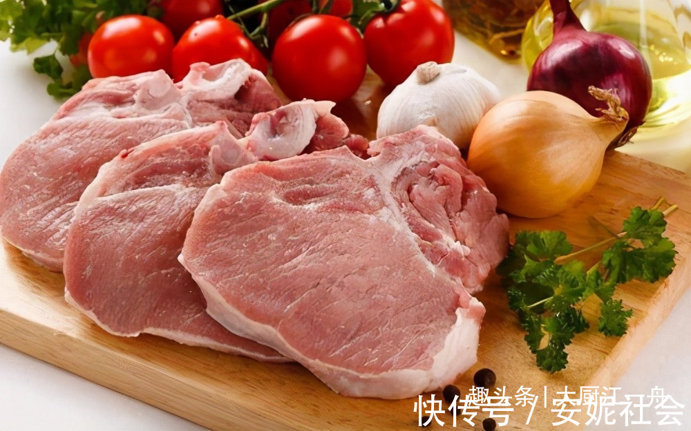 保存猪肉时，最忌直接放冰箱，肉贩子教我一招，放半年照样新鲜