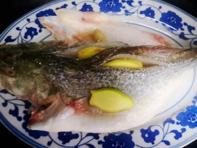 酒店|清蒸鱼看似简单，窍门却多，记住“1不放多2步”，比酒店做的还鲜