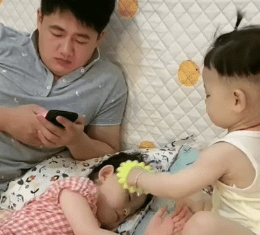 爸爸|女儿是亲生的,儿子是捡来的“最无情奶爸”佛系带娃火了