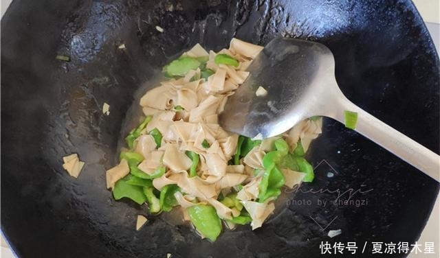 大连老两口的晚餐,简单营养,走红朋友圈,网友这吃法太美了!