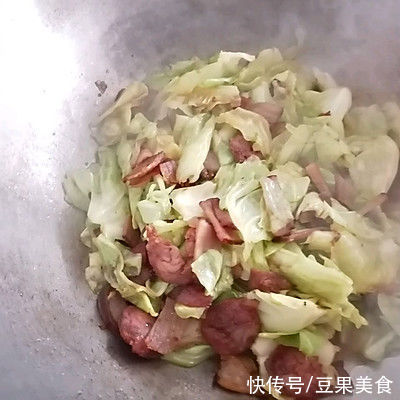 腊肠|腊肉香肠手撕包菜这么做，吃前一定备足饭