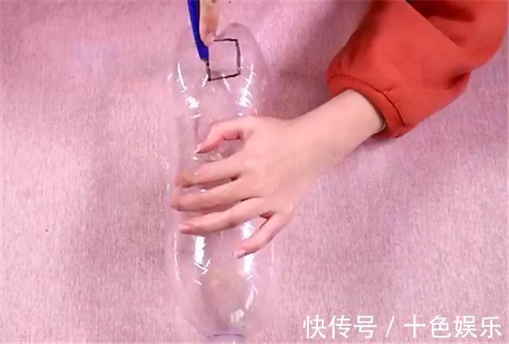 塑料瓶简单割几刀，放在卫生间里，完美解决了经常遇到的大难题