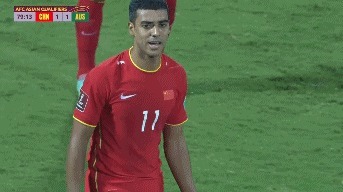 武磊|射门6-3!国足玩命的半场:3名归化立功,武磊怒吼!球迷笑了