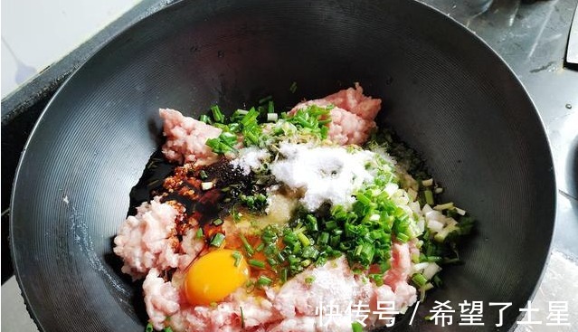 加盐|调饺子馅时,顺序不对馅料难吃!教您正确做法,饺子鲜香味美!
