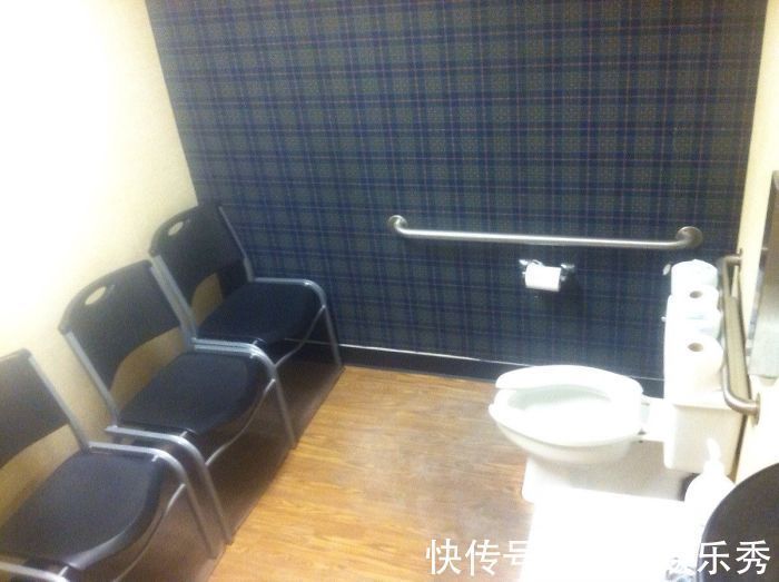 冰淇淋店|30间地狱般的卫生间设计,可能设计师从未上过厕所,开开眼界吧!