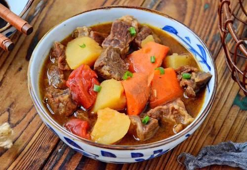 土豆去皮放案板上切成块，鲜香入味，好吃到汤都不剩