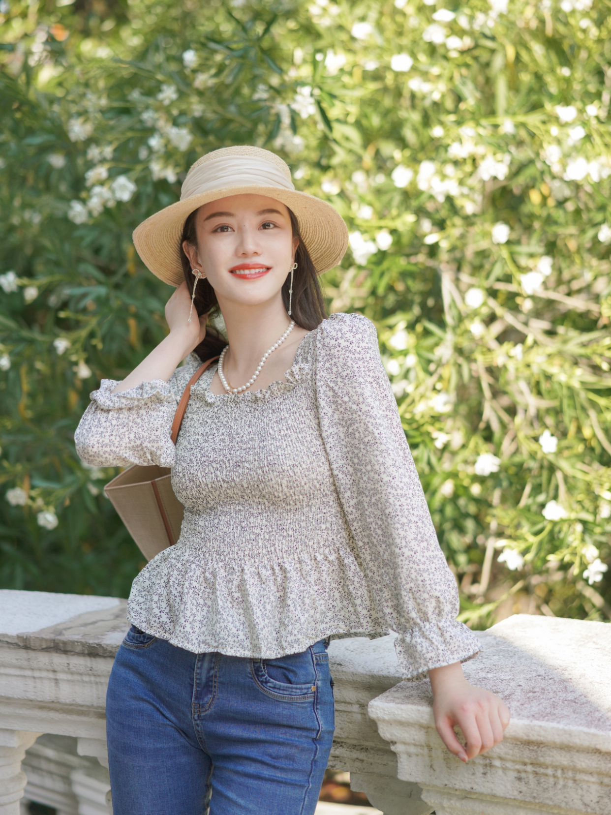 搭配|女神博主的夏季穿搭技巧,碎花上衣搭配牛仔裤高级洋气,显高显瘦