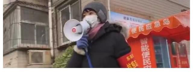 47岁方琼小区录节目！放声高歌遭居民围观，接地气被赞没明星架子