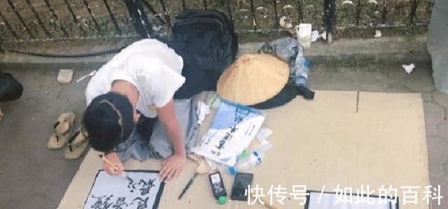 菲律宾|日本人在菲律宾街头写书法卖艺，看见他们写的字后，中国游客笑了！