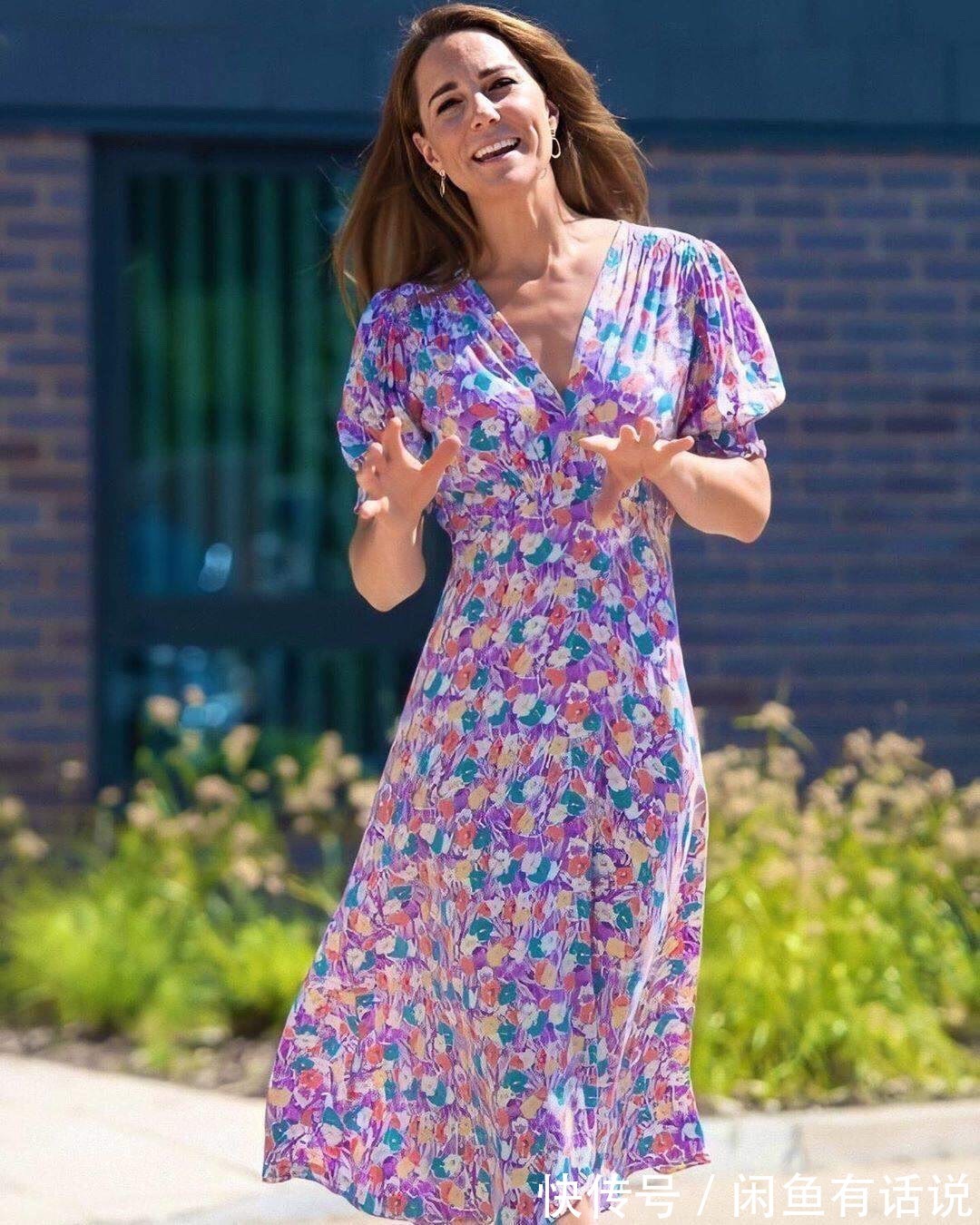 穿搭|凯特王妃一家真低调,穿碎花裙陪孩子们逛街,一点皇室架子都没有