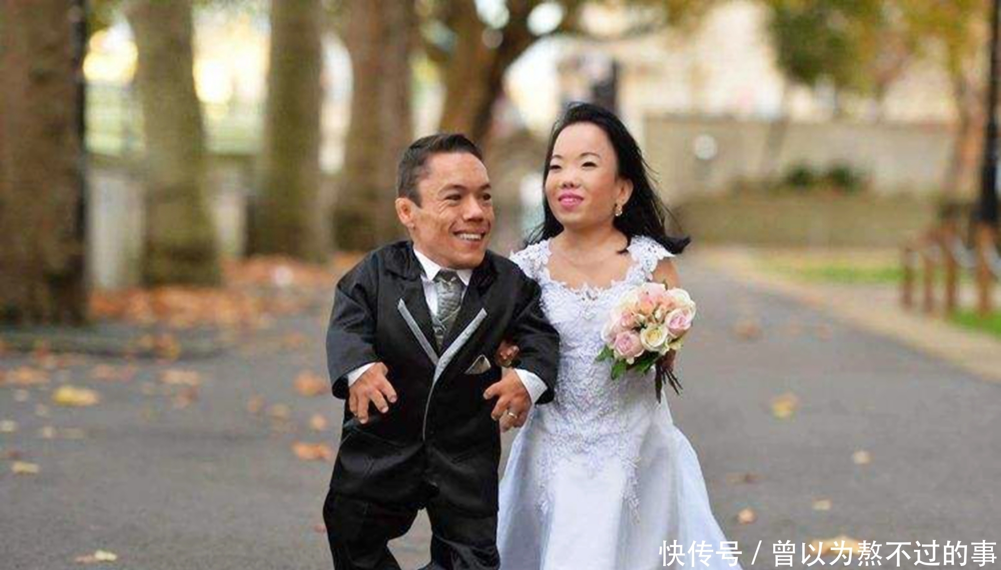 小花|“侏儒夫妻”不顾医生反对，一意孤行生下孩子，两年后被打回现实