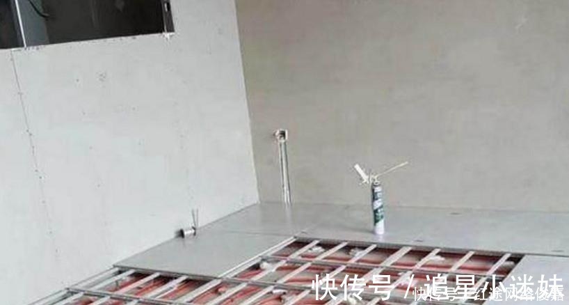 师傅|第一次看到这样铺地砖的,师傅说:不仅施工方便,效果也好