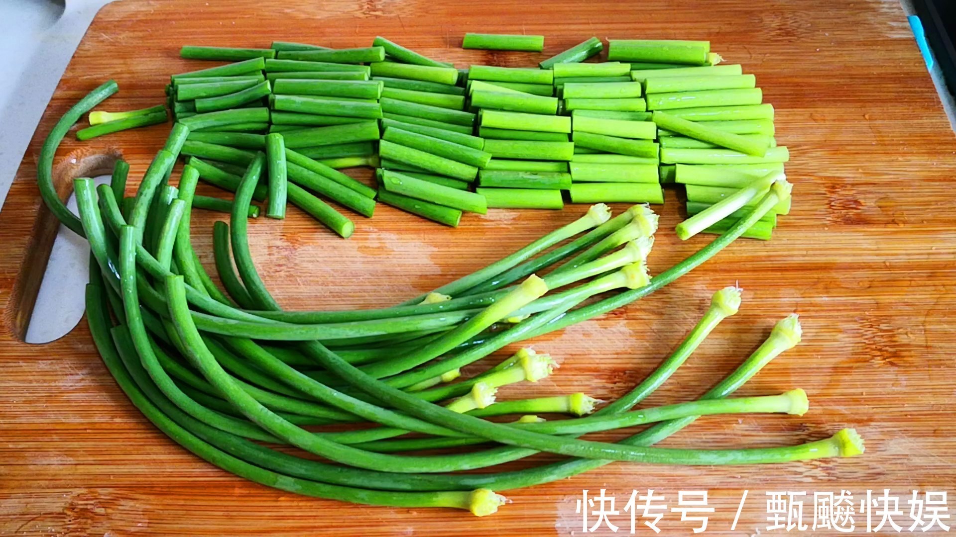 爆炒|炒蒜苔,最忌切完直接炒,大厨教你一妙招,蒜苔又脆又绿、更入味