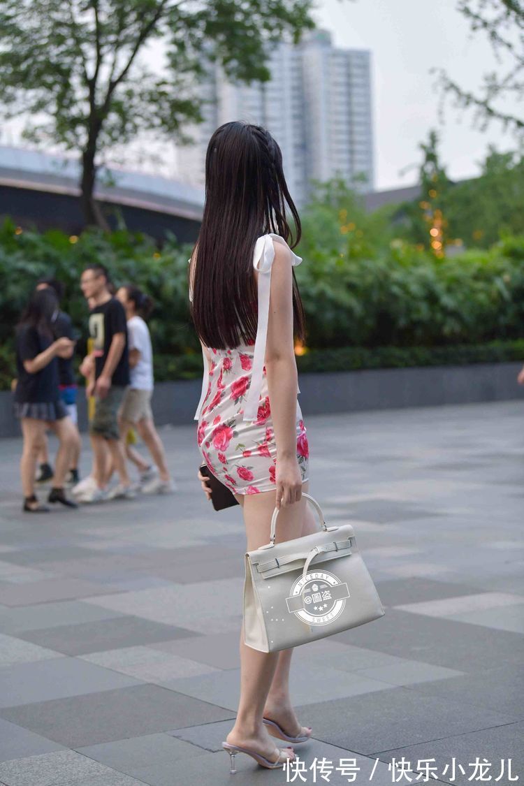 时尚 明艳动人的连衣裙穿搭更是让人心动,时尚百搭又耐看,透人心脾