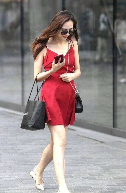 搭配|温婉清新的美女，裙子和外套搭配相得益彰，满满的女神范！