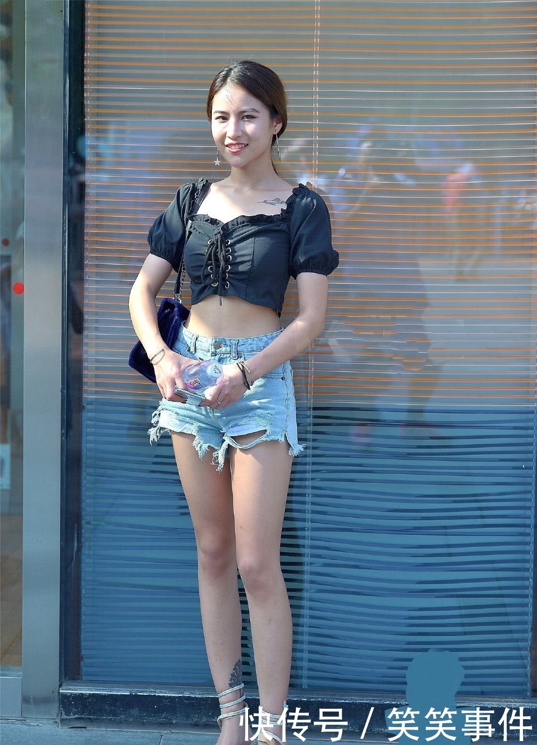 路人街拍时尚大方的小姐姐，这身材比例绝了呀