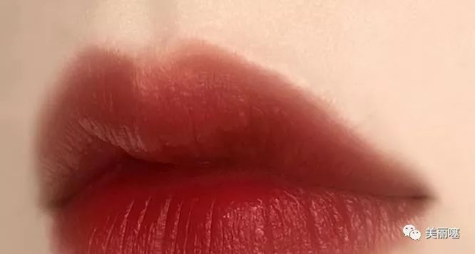 有多少女孩不会涂口红,还天天顶着一嘴姨妈色还认为自己挺美