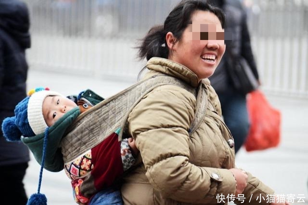 孩子|粗心妈妈自顾打电话,看到后背小宝贝,经人提醒后心里不是滋味