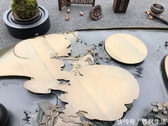 石头@真正的“难得一见”，把长近2米的石头刻成山水画，还制成了茶盘