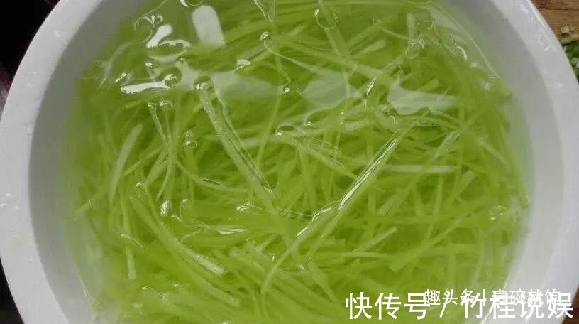 莴笋叶|凉拌“莴笋丝”到底用不用焯水,很多人做错了,难怪口感不清脆!