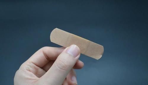 在门上贴个创可贴太实用了，解决了很多家庭的困扰，知道的人不多