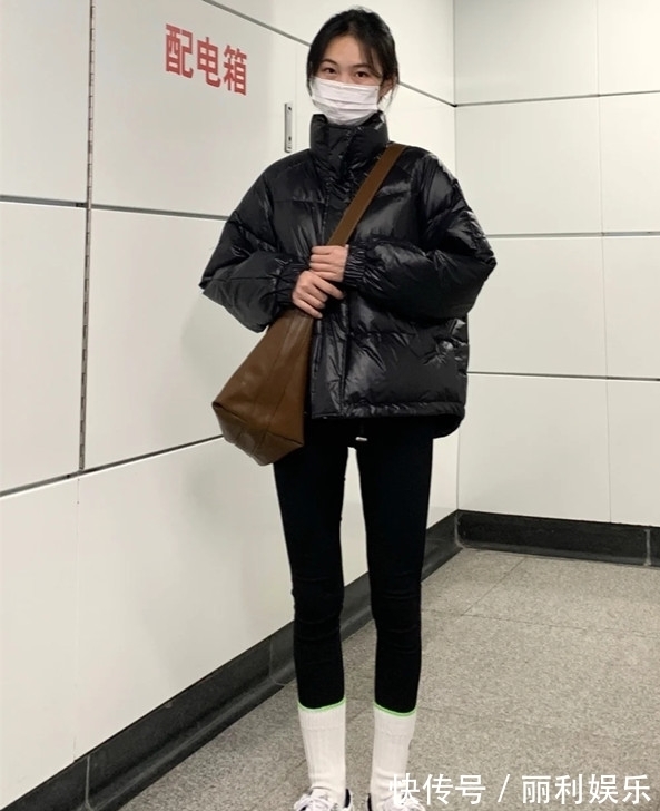 阔腿裤 为什么劝你穿羽绒服少配打底裤,看看今年流行的这4条裤子,多美