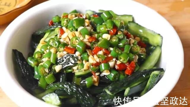 黄瓜我家从来不凉拌，都是炝着吃，比肉还下饭，懒人做法吃着也香