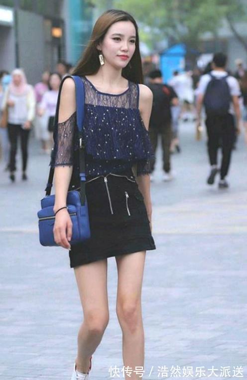 平底运动鞋|美女街拍气质优雅的小姐姐,穿搭紧身裙,尽显曼妙身材!