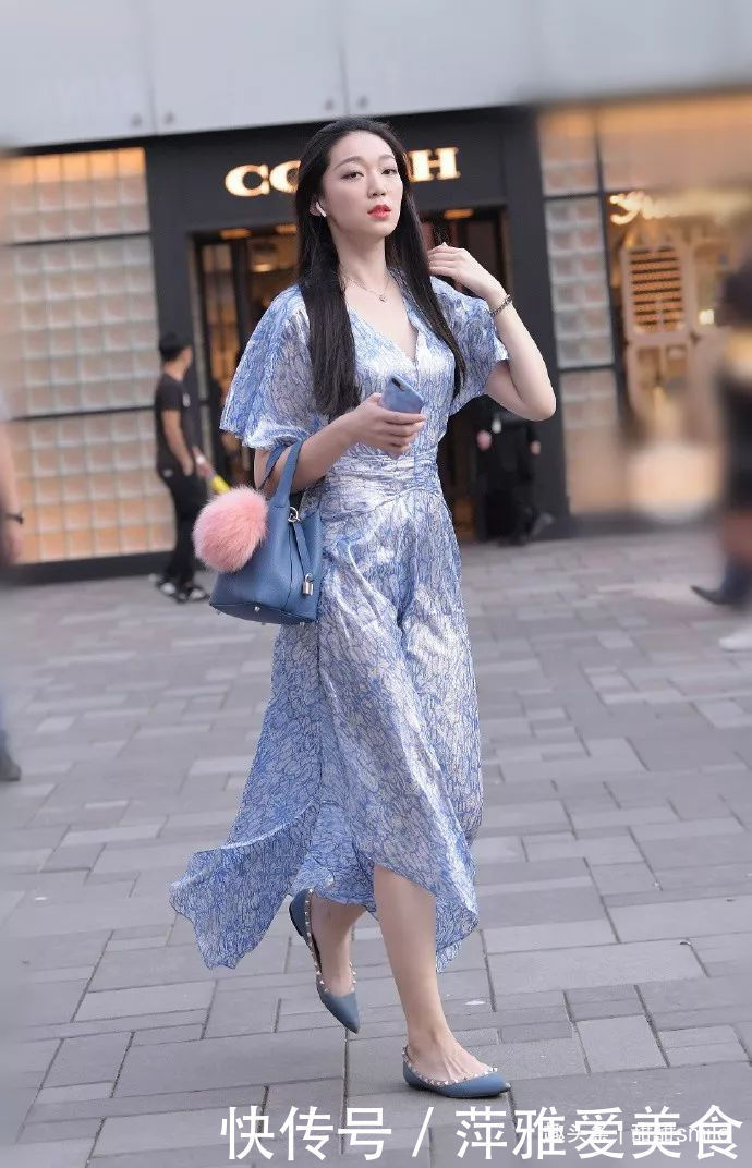 美女搭配一双红色的高跟鞋，让身材看起来更加的迷人凹凸有致