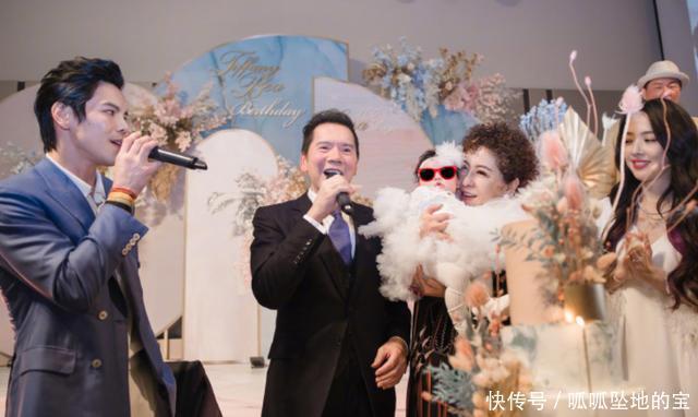 向太新年也换发型，烫“泡面头”配圆脸显贵气，阔太太也是洋气人