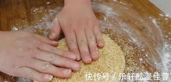 做法|小小芝麻发面饼的简单做法，半袋牛奶来帮忙，营养丰富吃不腻