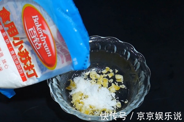 洗床单时，在洗衣机里倒一碗“水”，再脏的床单也能洗得干净如新