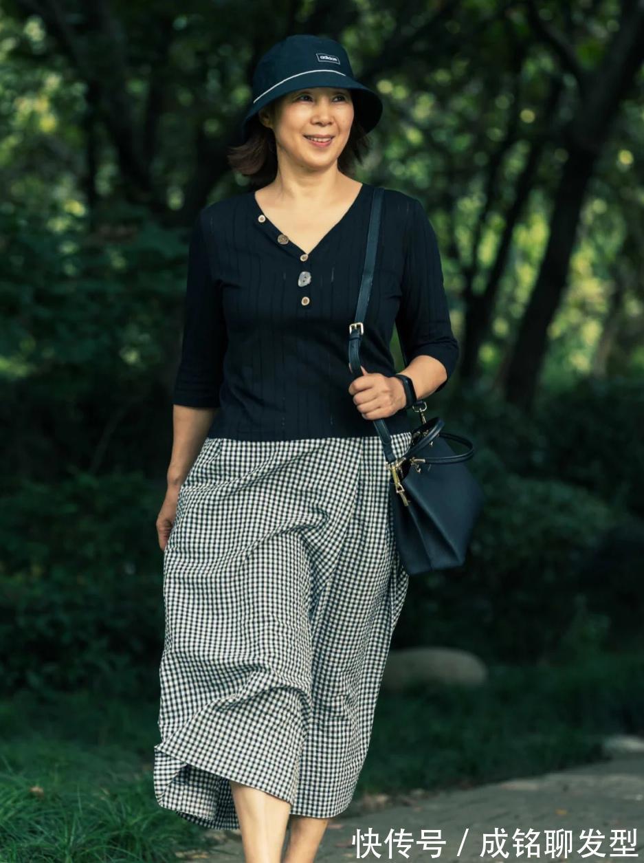 色彩|这位65岁奶奶的穿搭真养眼,端庄优雅不做作,时尚感不输年轻人