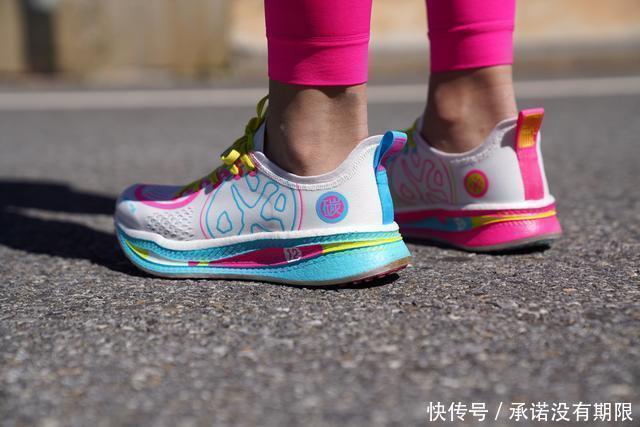 关于碳板跑鞋你了解吗为什么它能那么快,还那么贵