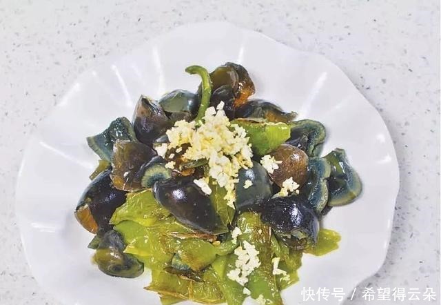 擂辣椒皮蛋,口感绵软细化,味道香辣无敌