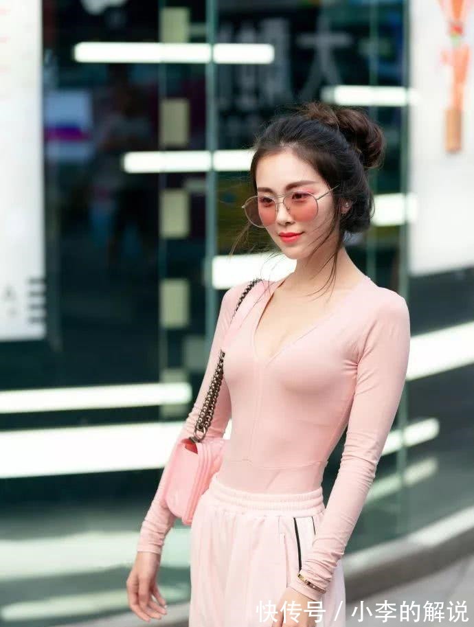 飘逸|街拍 飘逸的长发, 潇洒的身姿, 自信的女人最美!