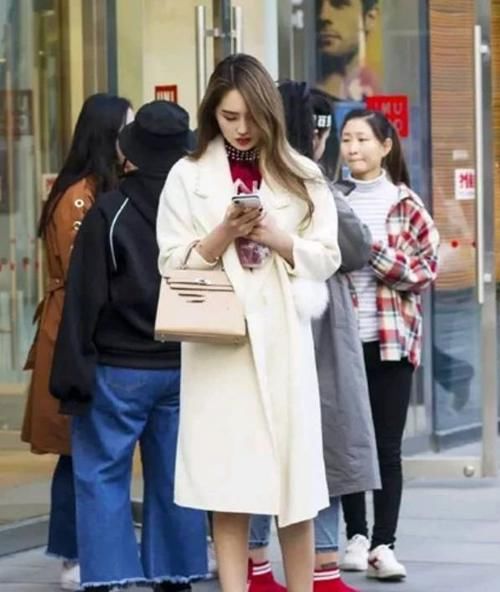 时尚穿搭|时尚穿搭的美女，一身绿色包臀裙，性感的同时让人把持不住