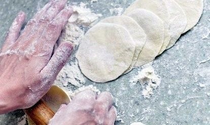 入秋,我家包饺子用的馅,1块钱一斤,比白菜馅鲜,咬一口满嘴汁