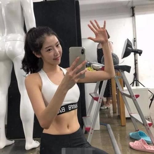 小蛮腰|女神太有气质，引起注意的还是瑜伽裤，时尚至极！