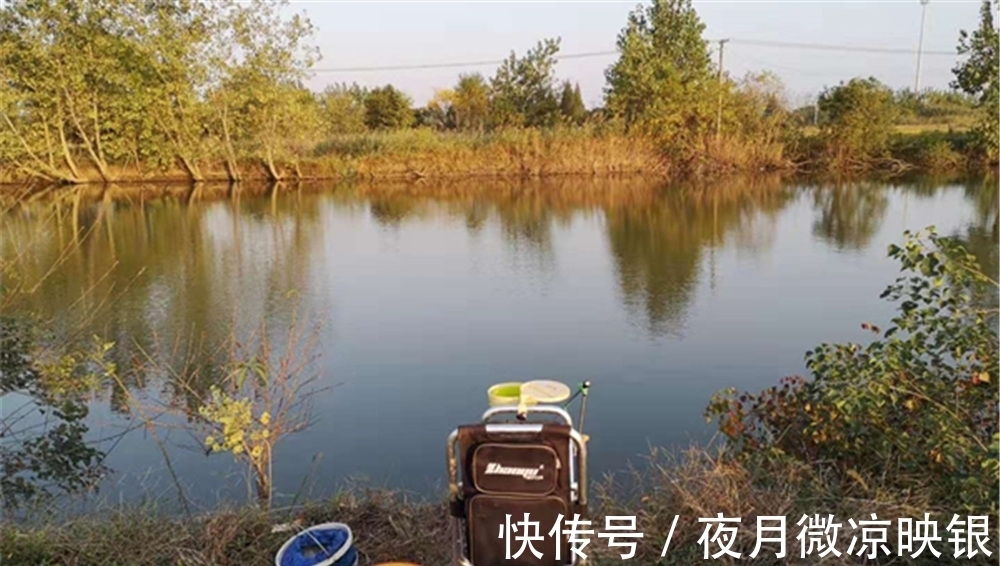 入冬后,鲫鱼开始扎堆,撵着鱼泡走钓,这是最具特色而有效的钓法