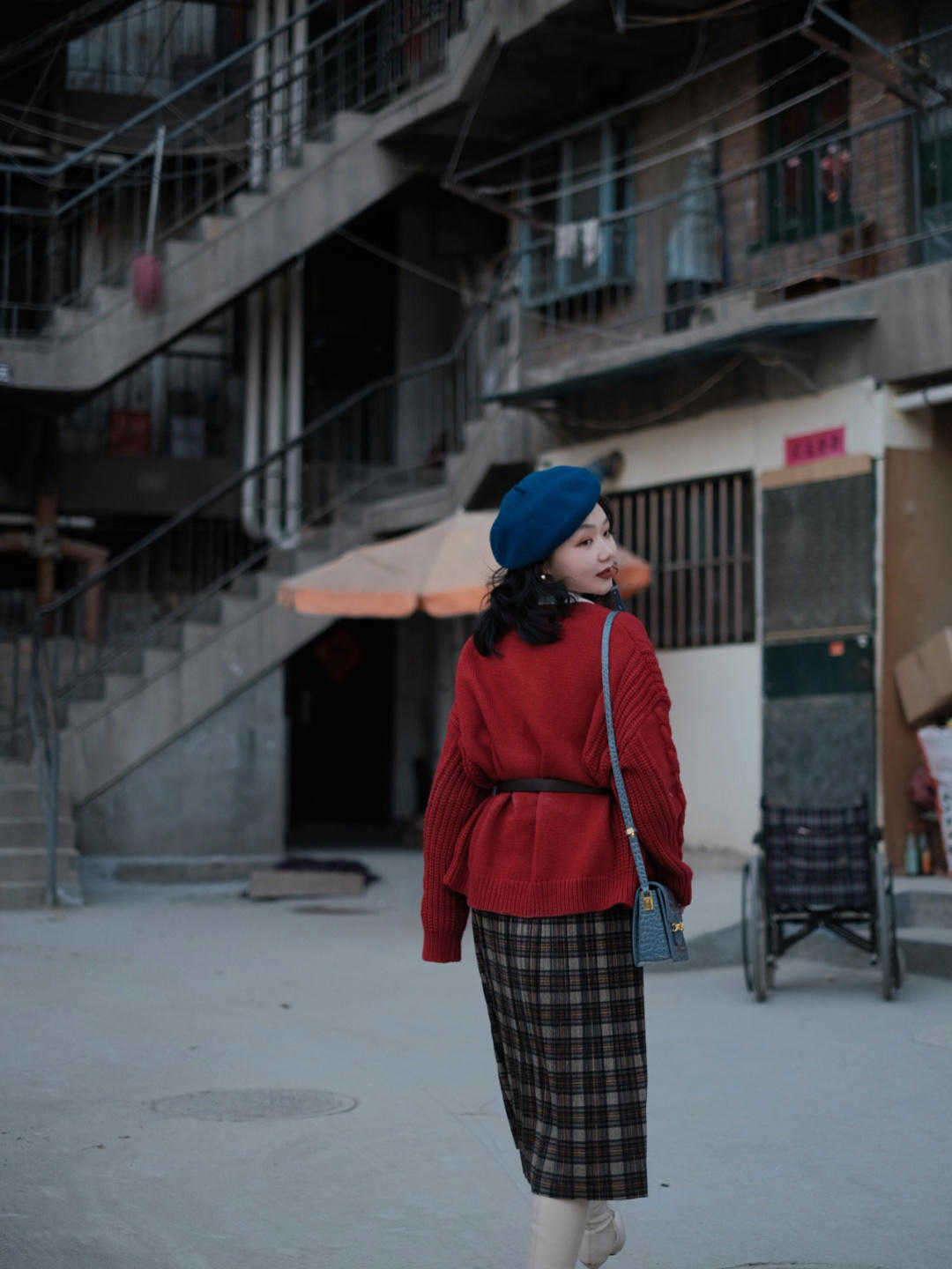 穿搭|今年流行红色毛衣,搭配半裙,裤子都气质,简约还高级