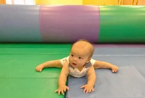 差异|宝宝“先爬后走”与“不爬就走”有3个差异,很多家长还不知道