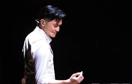 张淇|马赛克尊的“牺牲”,是《哥哥》给这位39岁歌手最体面的尊重