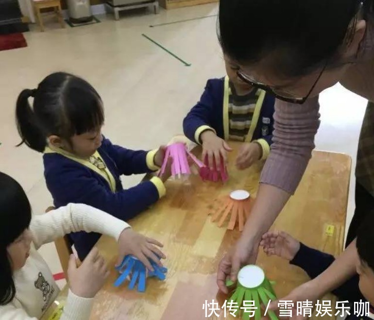 人工作|女大学生因“懒”出名，自制“零食帘”吃喝在床上，臭袜子攒一盆