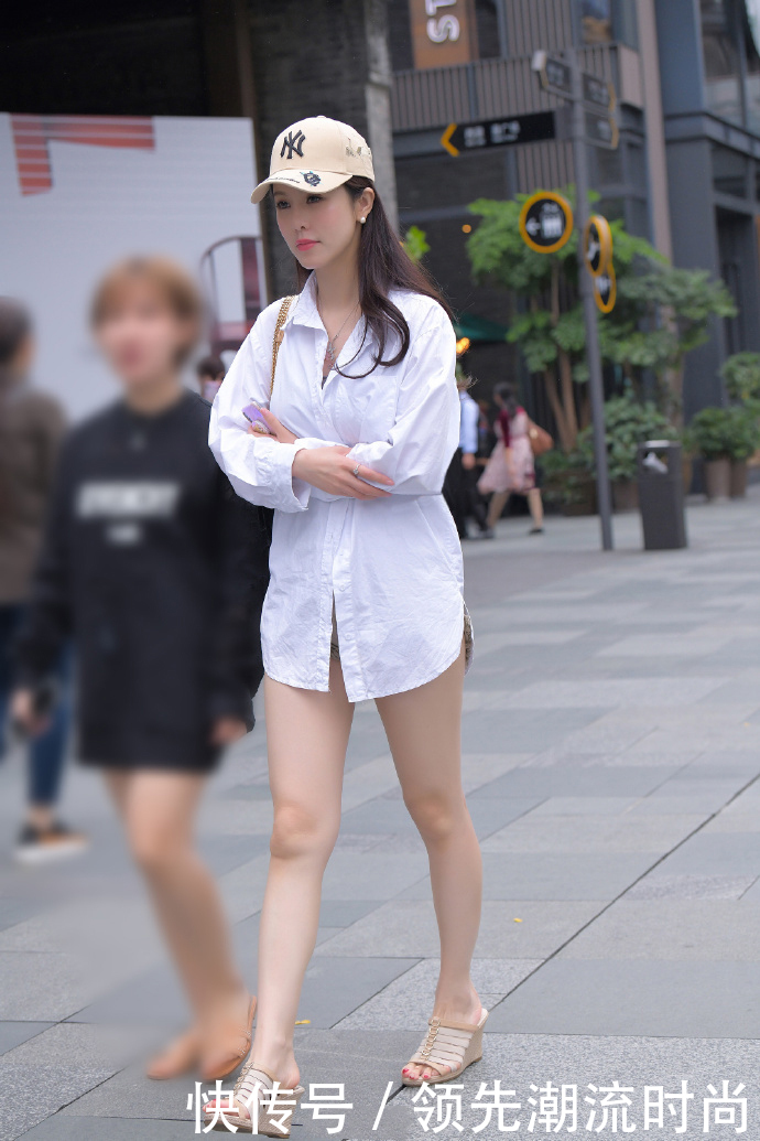 衬衫|衬衫女人穿不出感觉?小姐姐搭配短裤显大长腿,没人说不美!