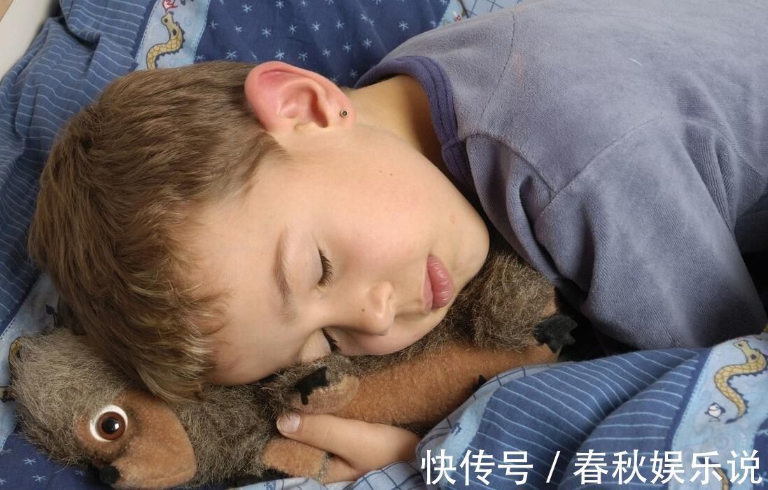 小崔|儿科医生:孩子睡前3种习惯,14岁后难长高,白白浪费10厘米