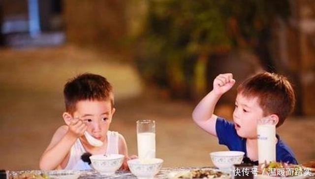 孩子|应采儿的“餐桌教育”获赞,饭桌上的小细节,暴露孩子的家庭教养