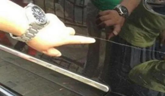 熊孩子|“熊孩子”刮伤奔驰，车主也不吭声，家长不认账反被“打脸”