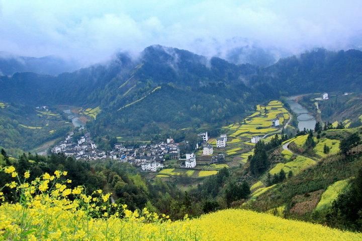 歙县的一个小山村，花一两万就能买一栋土楼，还可以欣赏云海